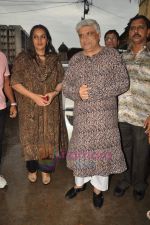 Javed Akhtar and Shabana Azmi at Bablu Aziz prize distribution for children event in Santacruz on 9th July 2011 (4).JPG